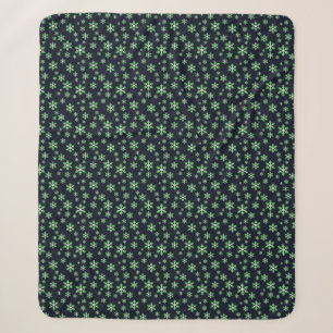 Grüne und weiße Schneeflocken mit blauem Hintergru Sherpadecke