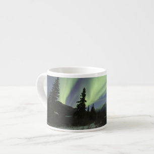 Grüne Vorhänge der Aurora borealis am Himmel Espressotasse