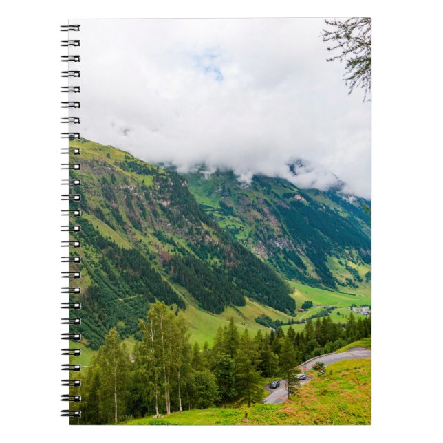 Grüne, waldbedeckte Berge und grünes Gras Notizblock (Vorderseite)