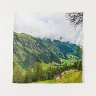 Grüne, waldbedeckte Berge und grünes Gras Wandteppich