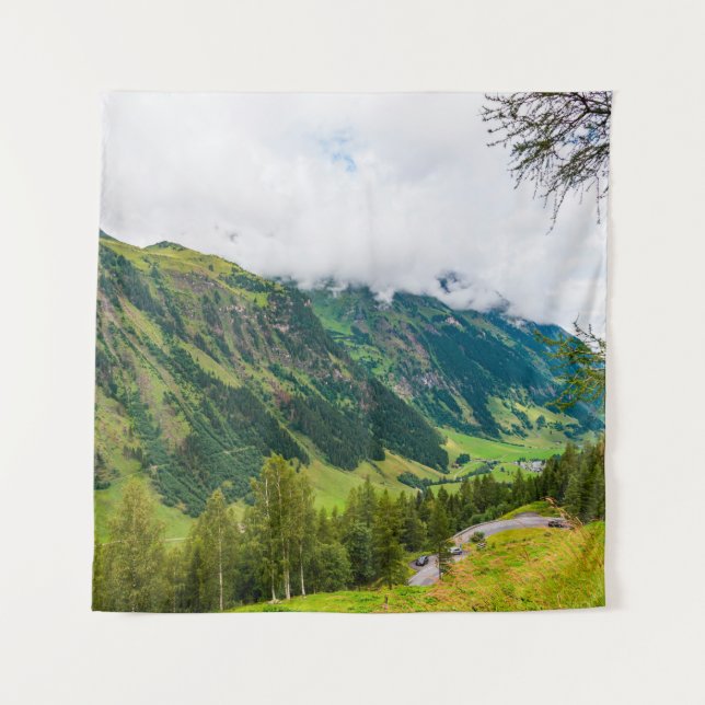 Grüne, waldbedeckte Berge und grünes Gras Wandteppich (Vorderseite)