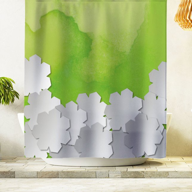 Grüne Wasserfarbe und weiße Blume Duschvorhang (Von Creator hochgeladen)