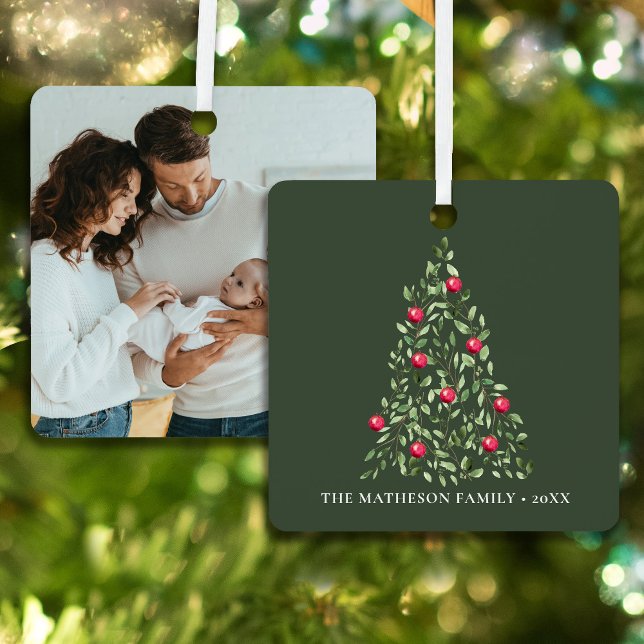 Grüne Wasserfarbe Weihnachtsbaum Personalisiertes  Ornament Aus Metall (Elegant Personalized photo family Christmas ornament with watercolor foliage Tree and red ornaments)