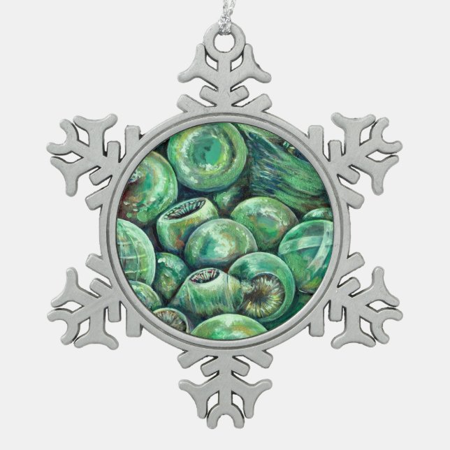 Grüne Weihnachtsbälle Schneeflocken Zinn-Ornament (Vorderseite)