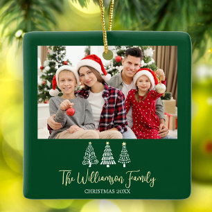 Grüne Weihnachtsfamilienfoto-Bäume Spielschrift Keramikornament