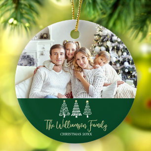 Grüne Weihnachtsfamilienfoto-Stilbäume Schrift Keramik Ornament