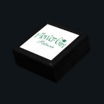 Grüne, weiße Kleeblätter Blumenstrauß Trinkbox Geschenkbox<br><div class="desc">Dieses personalisierte smaragdgrüne und weiße Flower Girl Schmuckkasten hat ein glückliches vierblättriges Kleeblatt,  zusammen mit einem Spot,  um sich mit einem Namen,  Initialen oder anderen Texten anzupassen. Wenn Sie Änderungen wünschen oder Hilfe bei der Anpassung Ihres Textes benötigen,  schreiben Sie bitte eine E-Mail an niteowlstudio@gmail.com.</div>