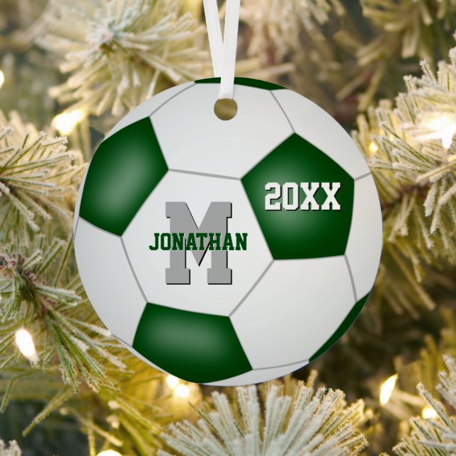 Grüne weiße Schulfarben Kinder halten Fußball Ornament Aus Metall (InSitu)