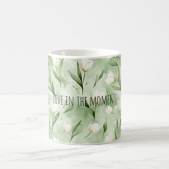 Grüne weiße Tulpenblumen Kaffeetasse (Mittel)