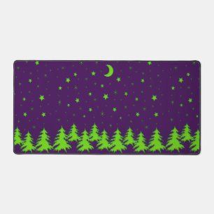 Grüne weiße Weihnachtsbäume, Sterne am lila Himmel Schreibtischunterlage