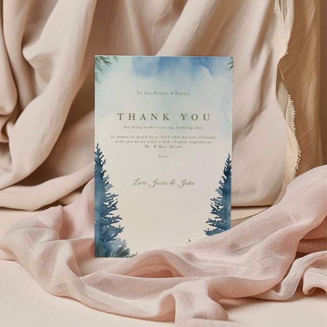 Grüne Winterkiefern Hochzeitstisch danke (Blue and green watercolor forest wedding invitation with pine tree border and elegant typography.)