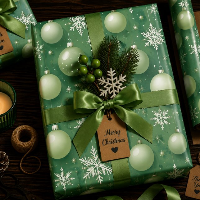 Grüne Zweige und Schneeflocken Geschenkpapier Set (Von Creator hochgeladen)