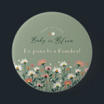 Grünen Baby im Blütenduschkopf Großmutter-Button Button<br><div class="desc">Feiern Sie Ihre bevorstehende Babydusche mit unserem Whimsikknopf, der im Baby in Bloom-Thema schön gestaltet wurde. Dieser Knopf mit illustrierten, modernen boho-Wildblumen in einem Salbei-Grün eignet sich ideal für Jungen, Mädchen oder eine geschlechtsneutrale Babydusche. Mit floralen Akzenten und natürlichen böhmischen Touchs ist es der perfekte Set für ein blühendes Frühlings-...</div>