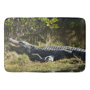 Grüner Alligator Entspannen in der Sonne Badematte