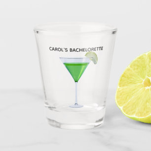 Grüner Appletini-Cocktail mit Apfelscheibe Schnapsglas