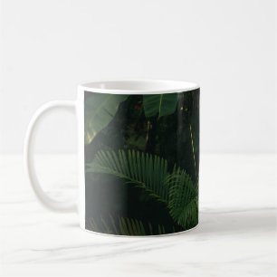 GRÜNER BANANENBAUM WÄHREND DES TAGES KAFFEETASSE