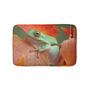 Grüner Baumfrosch im Herbst Badematte