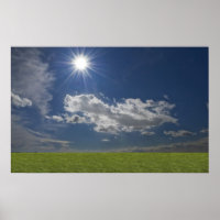 grüner Bereich, blauer Himmel, weiße Wolke