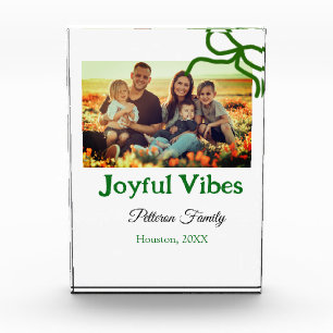 Grüner Bogen fröhlich Vibes fügt Familienname Foto