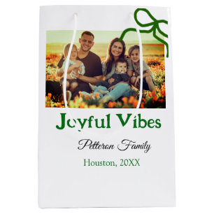 Grüner Bogen fröhlich Vibes fügt Familienname Foto Mittlere Geschenktüte