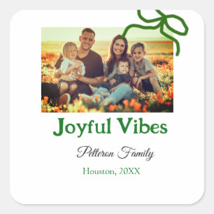 Grüner Bogen fröhlich Vibes fügt Familienname Foto Quadratischer Aufkleber