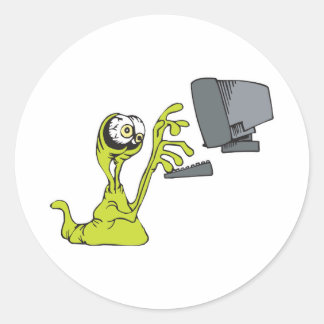 grüner Computer tippt außerirdisches Monster Blob Runder Aufkleber