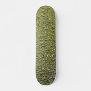 Grüner dorniger Baumstamm Skateboard