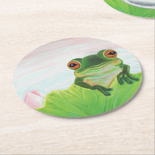 Grüner Frosch hinter dem Untersetzer des Lilenpapp