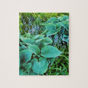 Grüner Garten mit üppiger Vegetation und Pflanze Puzzle