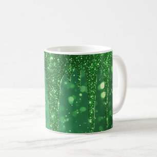 Grüner Glitter-Tropfenhintergrund mit funkelndem B Kaffeetasse