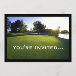 Grüner Golfplatz an der Dämmerung Einladung