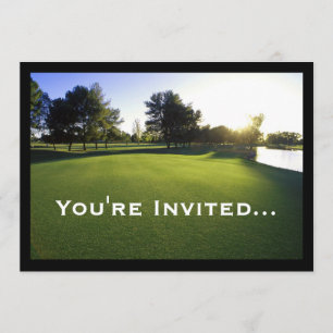 Grüner Golfplatz an der Dämmerung Einladung