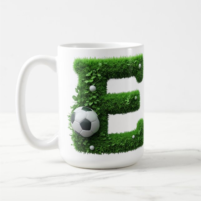 Grüner Gras-Buchstabe E-Topiarie mit Fußball Kaffeetasse (Links)