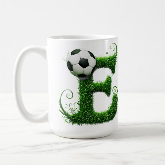 Grüner Gras-Buchstabe E-Topiarie mit Fußball Kaffeetasse (Links)