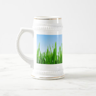 Grüner Grasgarten mit Blau Himmel Design Bierglas