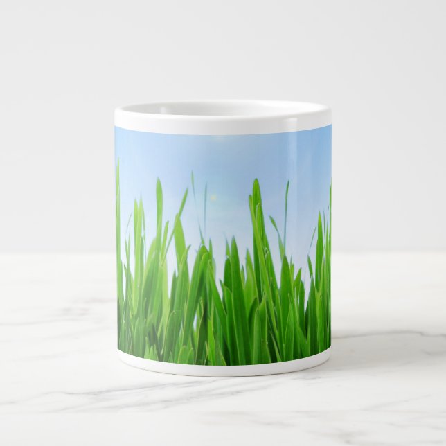Grüner Grasgarten mit Blau Himmel Design Jumbo-Tasse (Vorderseite)