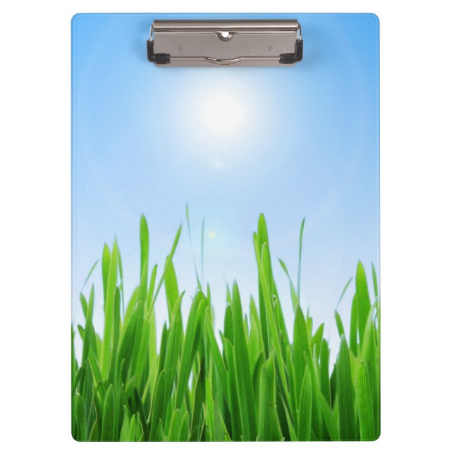Grüner Grasgarten mit Blau Himmel Design Klemmbrett (Vorderseite)