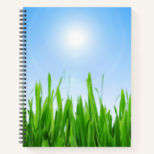 Grüner Grasgarten mit Blau Himmel Design Notizbuch