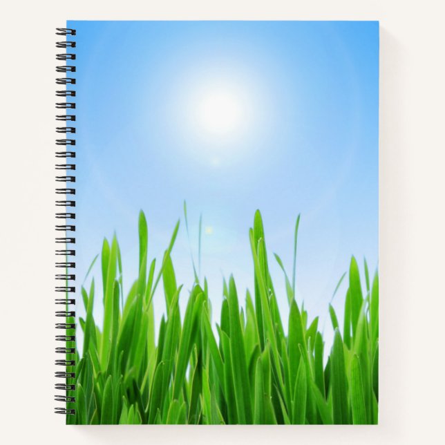 Grüner Grasgarten mit Blau Himmel Design Notizbuch (Vorderseite)