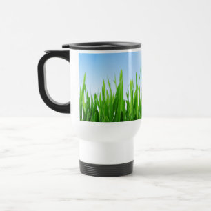 Grüner Grasgarten mit Blau Himmel Design Reisebecher