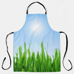 Grüner Grasgarten mit Blau Himmel Design Schürze