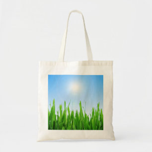 Grüner Grasgarten mit Blau Himmel Design Tragetasche