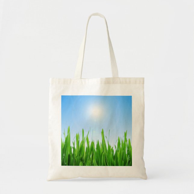 Grüner Grasgarten mit Blau Himmel Design Tragetasche (Vorne)