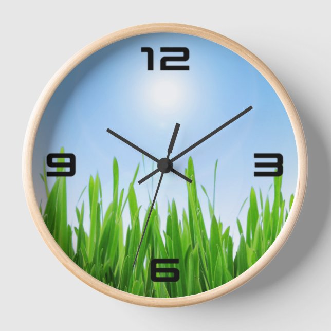 Grüner Grasgarten mit Blau Himmel Design Uhr (Vorderseite)