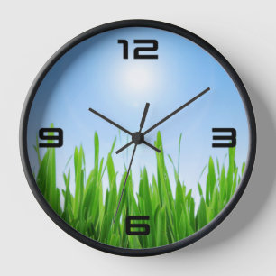 Grüner Grasgarten mit Blau Himmel Design Uhr