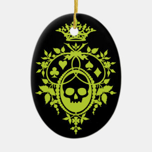 Grüner Helm mit Totenkopf und Kartensymbolen Keramik Ornament