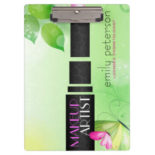 Grüner Hintergrund mit schwarzem Schönheitszeichen Klemmbrett