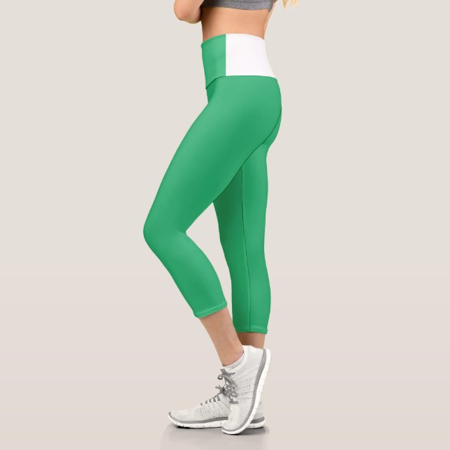 grüner Hintergrund mit weißem Rand Capri Leggings (Links)
