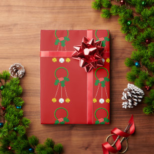 Grüner Kranz mit Holly auf rotem Papier Geschenkpapier