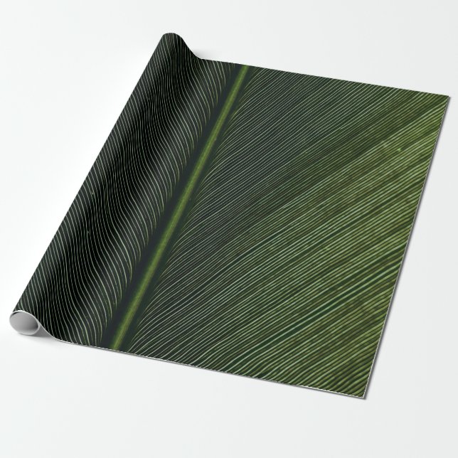 Grüner Metallstab auf schwarz-weiß pinstrix texti Geschenkpapier (Ungerollt)